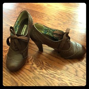 American Eagle Vegan Lace Up Heeled Oxfords